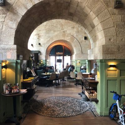 Dining room of restaurant L'Arrosoir.