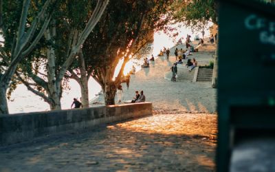 Summer evening on the banks of the Seine.